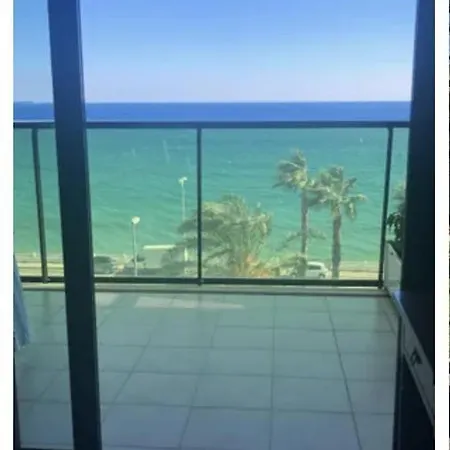 Apartment Front De